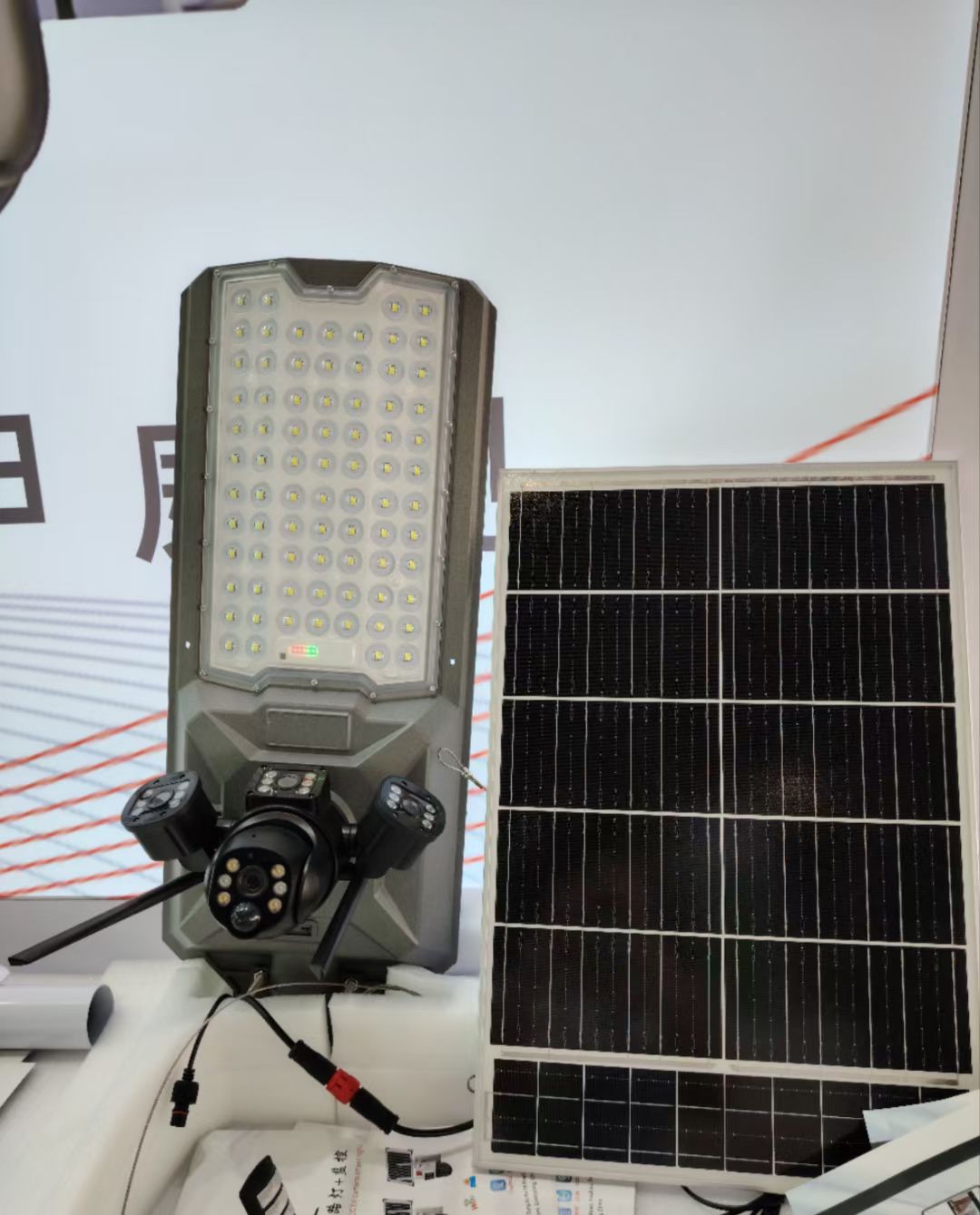 600-W-Solar-CCTV-Kamerasystem: 4-MP-Kugel, automatische Verfolgung, 340°-Schwenk, WLAN/4G, IP66