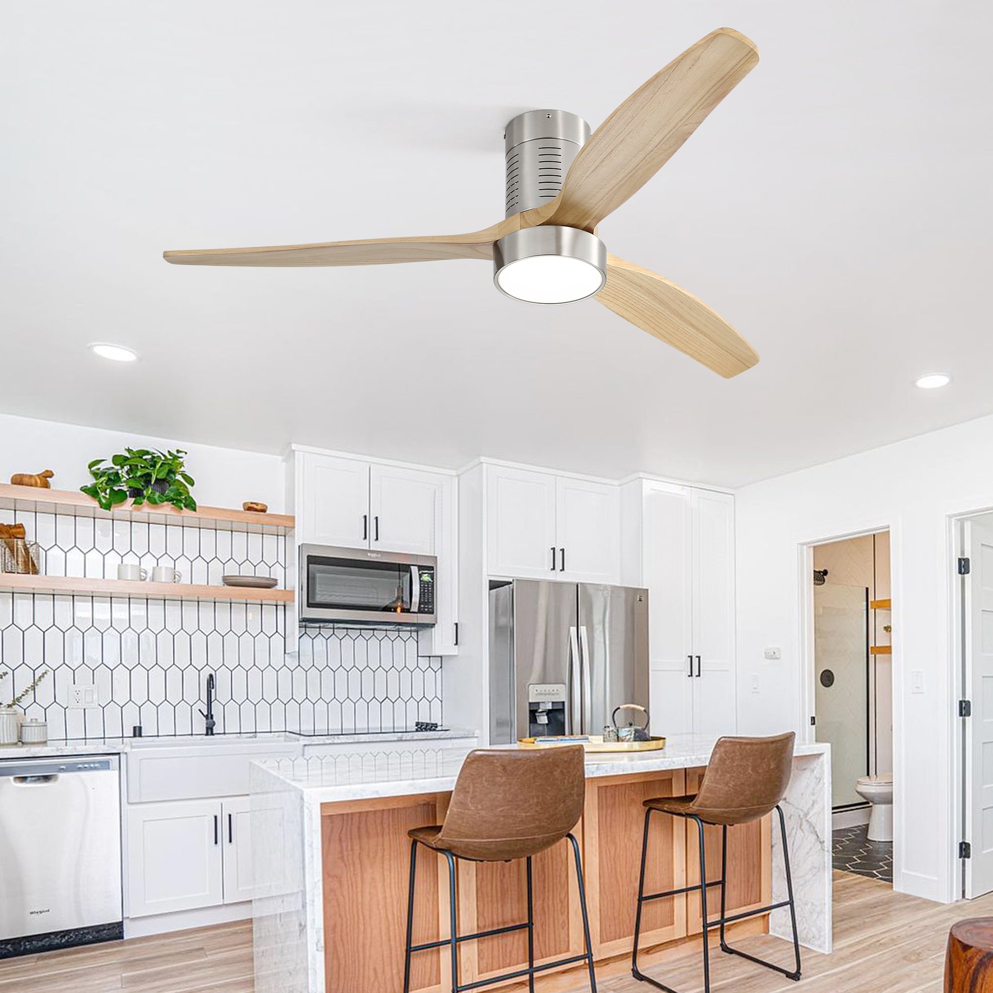 Ventilador de techo empotrado de 52 pulgadas con luz regulable, control remoto de 6 velocidades y 3 aspas de madera maciza.